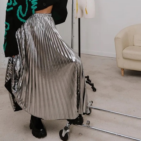 Dressed in LALA Metallic Silver Maxi Skirt W/ pockets, NWT! - Picture 2 of 3